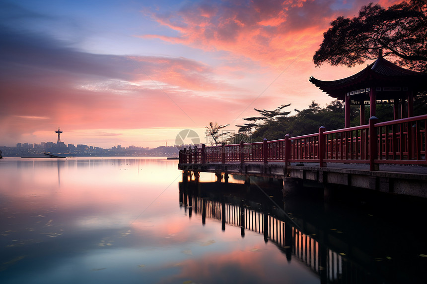 夕阳映湖图片