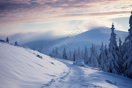 云彩下的雪山背景图片