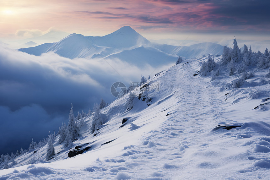 瑞雪飘落在山中图片
