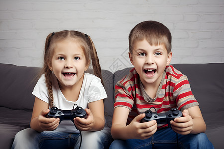 两个孩子坐在沙发上玩电子游戏高清图片