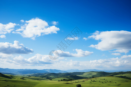 山丘与云朵背景图片