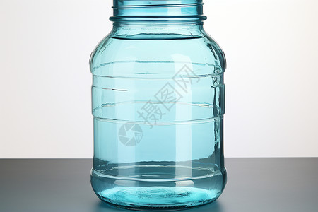 清爽透亮的水晶蓝色瓶子背景