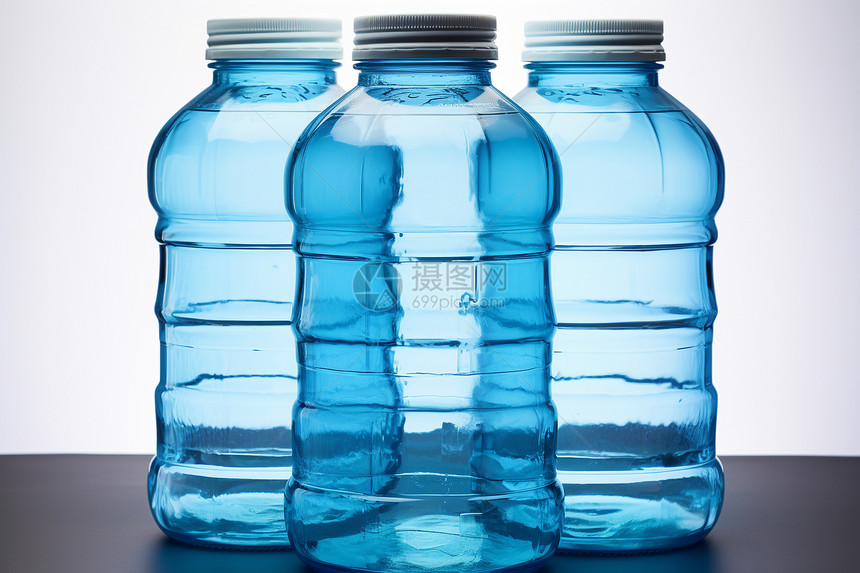 三个大蓝色水瓶图片