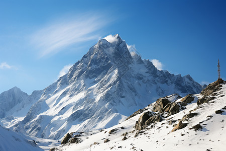 冬季白雪覆盖的雪山景观背景图片