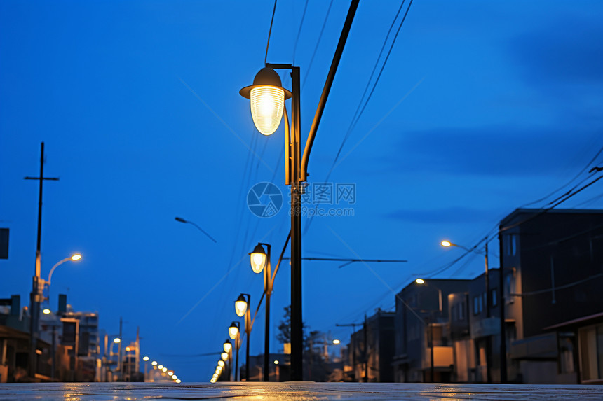 夜晚路灯照明的街道图片