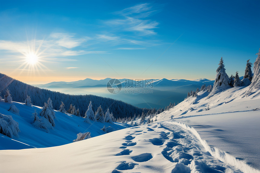 日出雪山的美丽景观图片