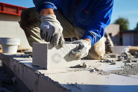 正在砌墙的建筑工人高清图片