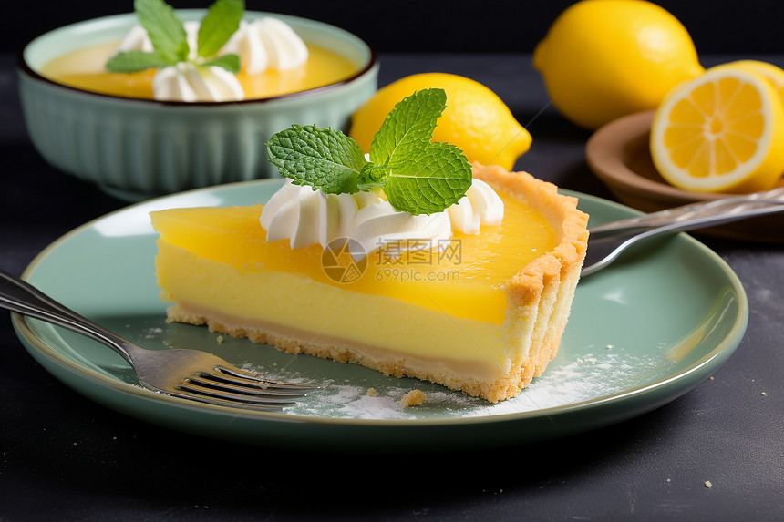 盘中新鲜制作的柠檬蛋糕图片