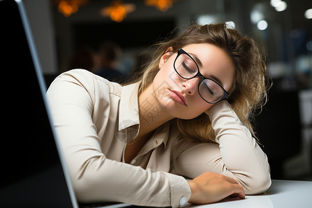 电脑前休息的女人背景图片