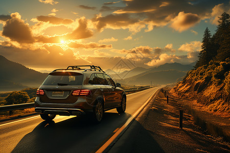 夕阳下驶过山谷的汽车背景图片