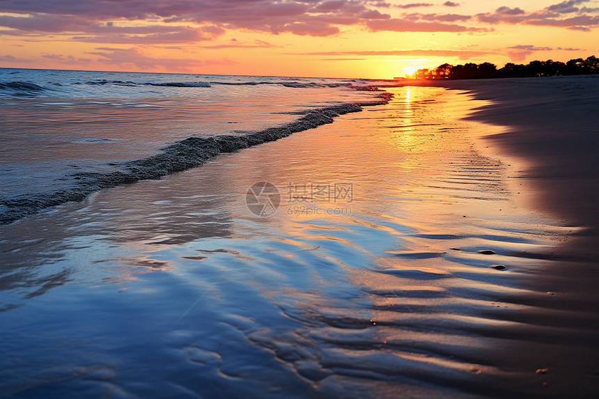 夕阳余晖映照下的金色海滩图片