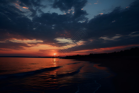 夕阳余晖下的海滩风景背景图片