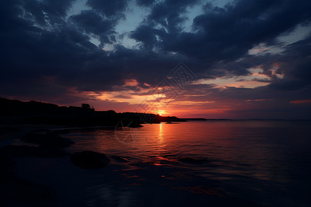 夕阳余晖下的海洋风景背景图片