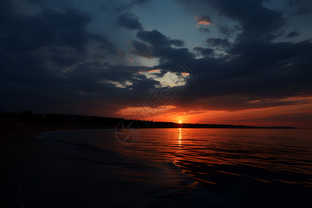 夕阳映照下的海洋背景图片