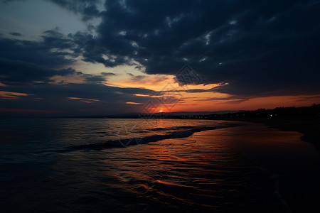 夕阳余晖下的海洋背景图片