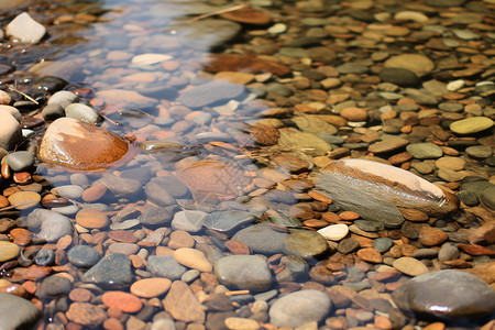 水中的鹅卵石背景图片