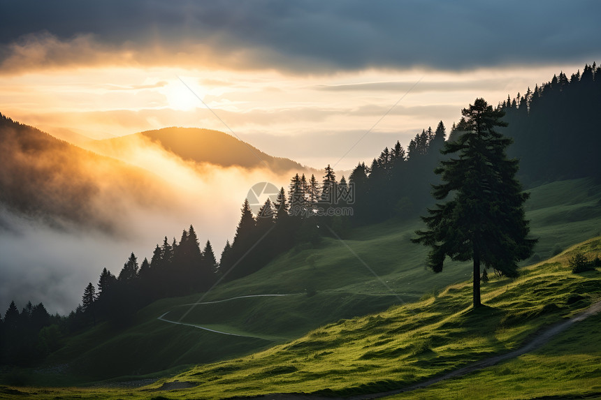 夕阳下的山峰图片