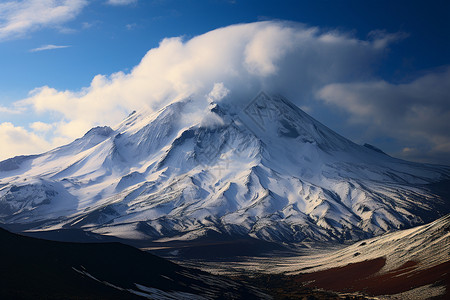 冰雪覆盖下的山峰背景图片