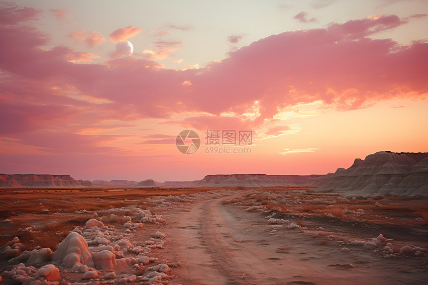 柔美黄昏下的沙漠道路图片