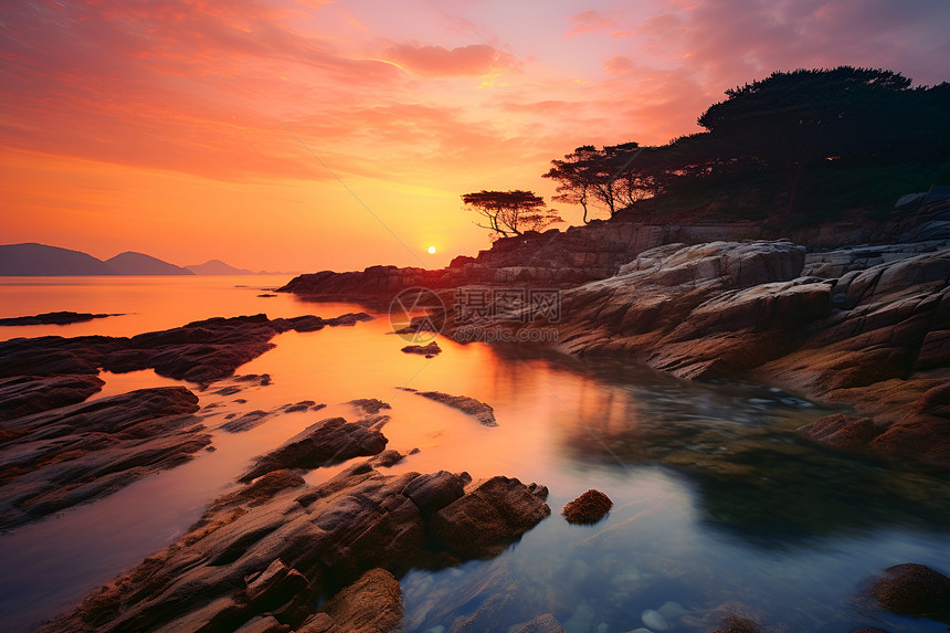 日落时岩石海岸的美丽景观图片
