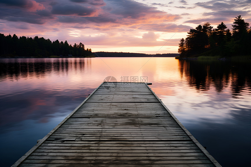 日落湖岸的美丽景观图片