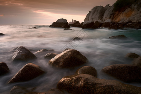 夕阳拂照的岩石海滩背景图片