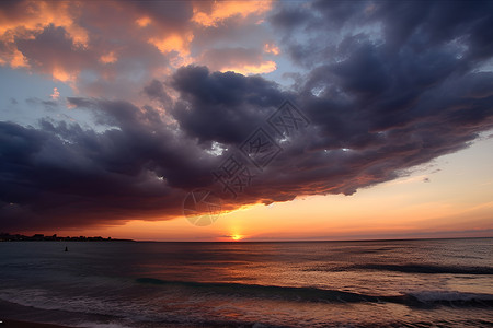 夕阳下的海岸景色背景图片