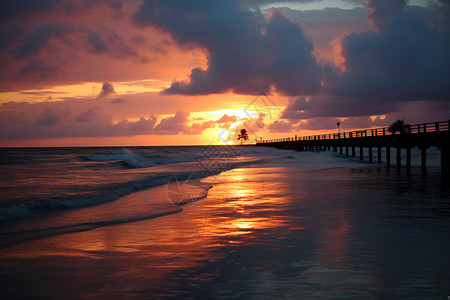 夕阳下的海洋背景图片
