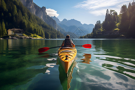 湖光山色中的独舟之美背景图片