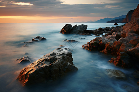 日出时的海面背景图片