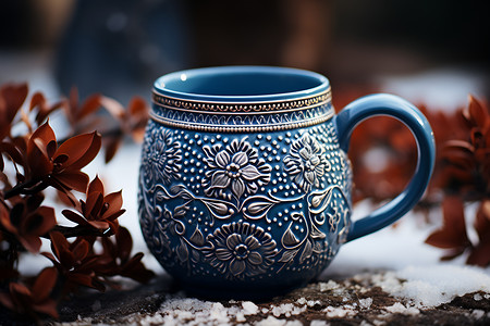 精美器具雪地里的精美蓝杯子背景