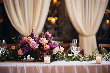 宴会上的酒杯和花束背景图片