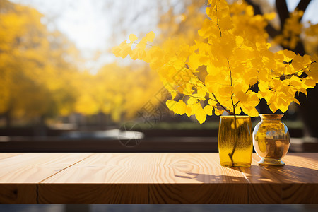 木桌上的银杏叶背景图片