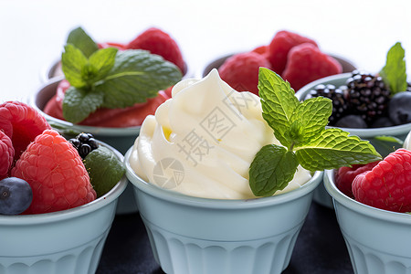 夏季草莓鲜果奶油杯的草莓冰淇淋背景