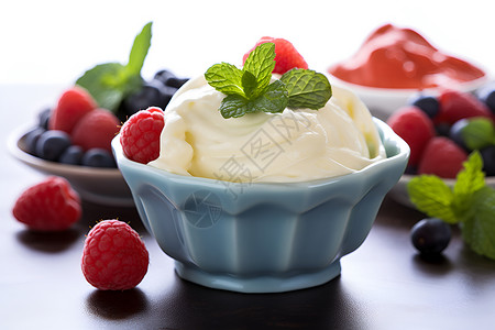 清凉解暑的草莓冰淇淋背景图片