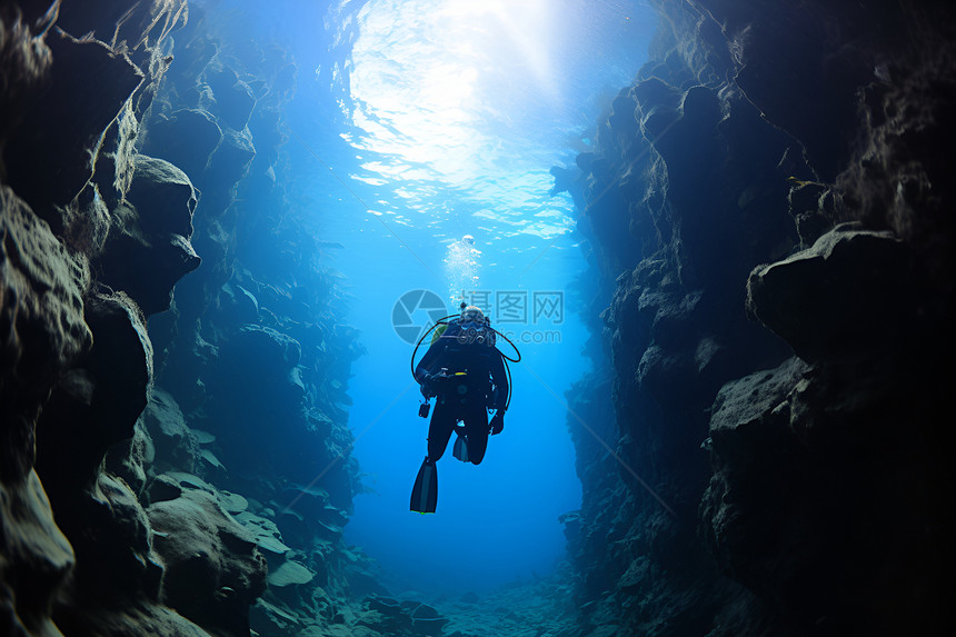 海洋洞穴中的潜水员图片