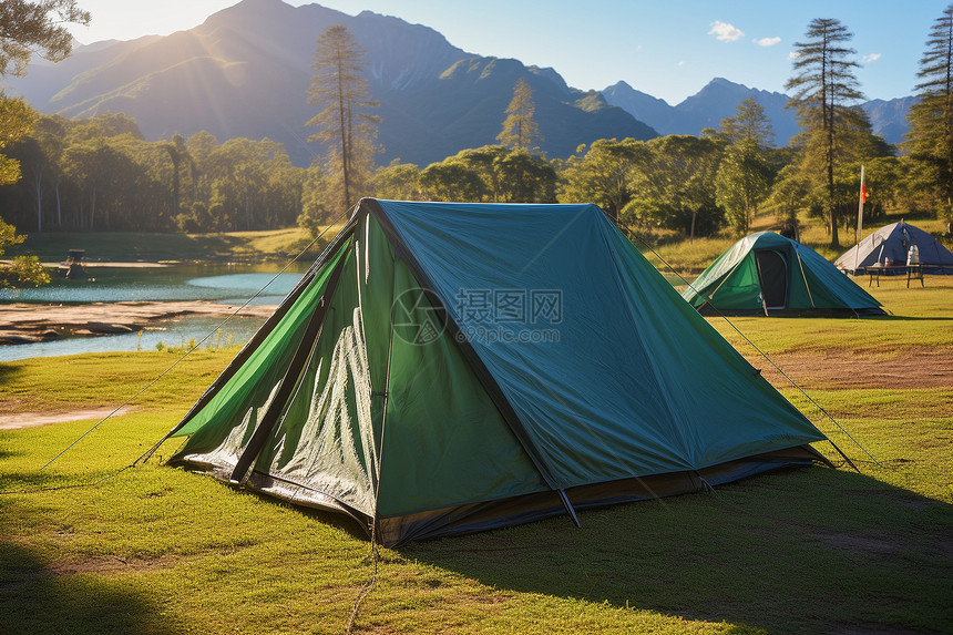 丛林湖畔露营的帐篷图片
