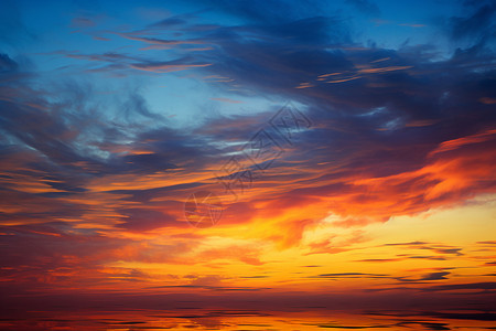 夕阳余晖下的彩色云彩背景图片