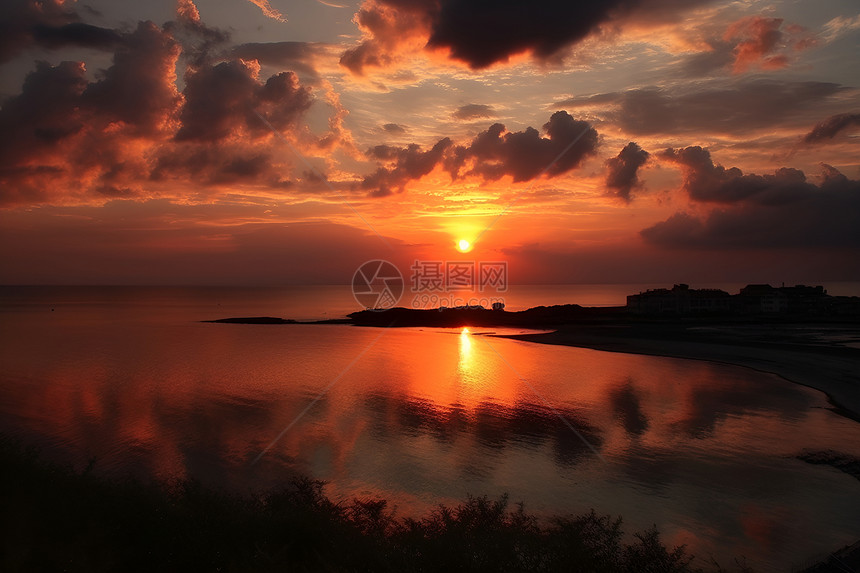 夏季日落海洋的美丽景观图片