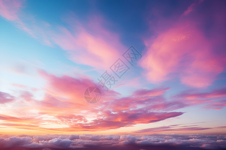 夕阳下彩云粉红色夕阳高清图片