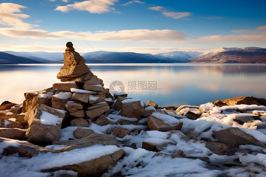 白雪覆盖的湖畔景观图片