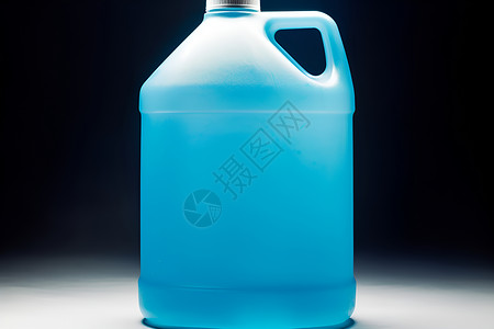 防冻液罐桌面上放置的蓝色液体背景