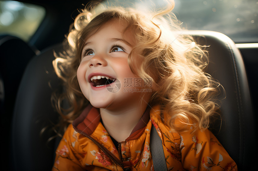 汽车安全座椅上的女孩图片