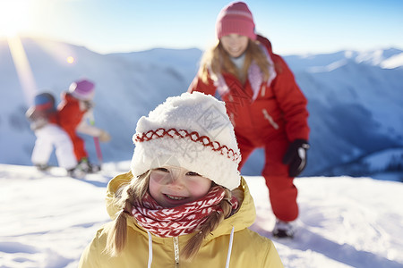 冬季雪山中滑雪的一家三口背景图片