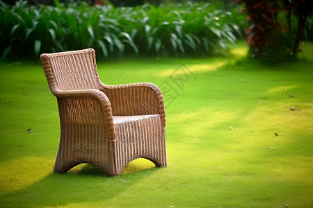 绿茵林旁的椅子背景图片