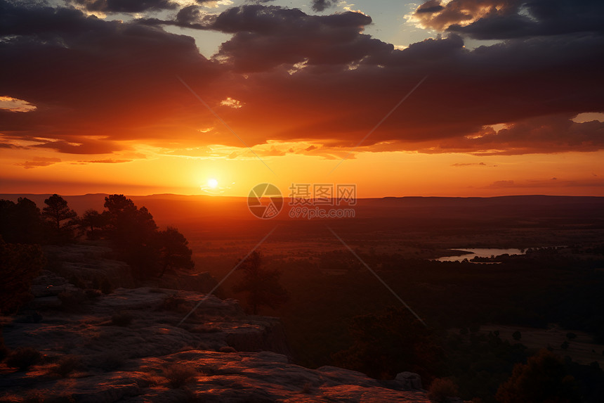 夕阳映衬山谷图片