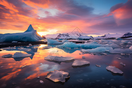 融化冰山冰山夕阳背景