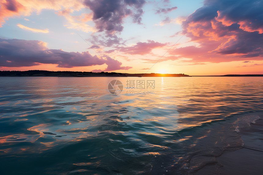 夕阳下的海景图片