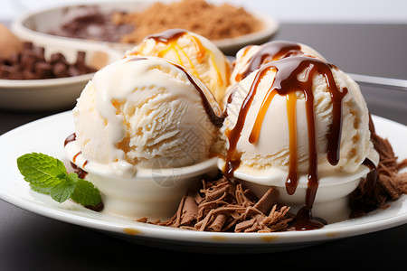 巧克力冰淇淋球冰淇淋盘上三球冰激凌背景