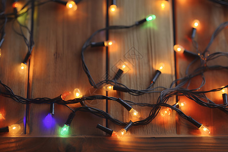 木桌上闪耀的圣诞灯光背景图片